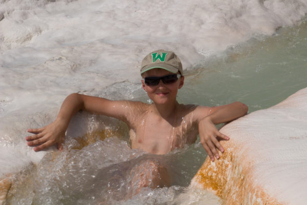 Турция. Памуккале. В потоке из минеральной воды Турция. Памуккале. В потоке из минеральной воды
