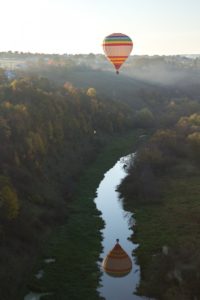 Воздушный шар и его отражение в реке