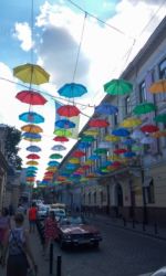 Выходные во Львове. Инсталляция из разноцветных зонтиков Выходные во Львове. Инсталляция из разноцветных зонтиков