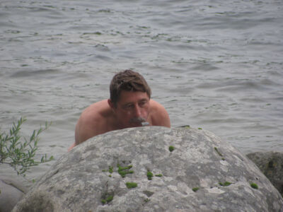 Наш руководитель готовится к своему дню рождения в походе Наш руководитель готовится к своему дню рождения в походе