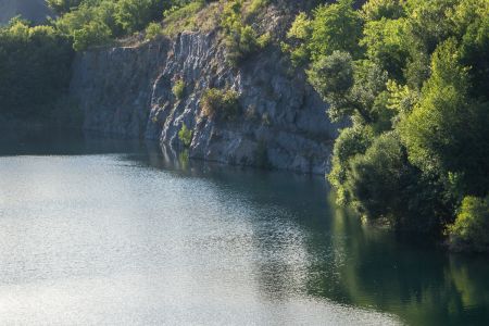 Губник. Карьеры. Вертикальные стены большего из карьеров Губник. Карьеры. Вертикальные стены большего из карьеров