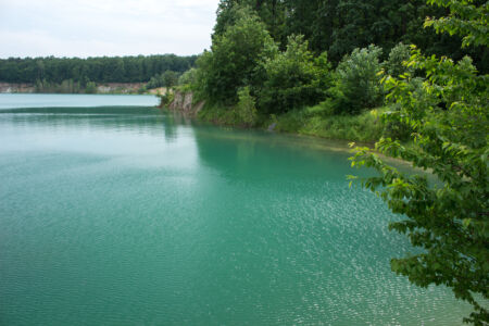 Уикенд на озере. Затопленный Черепашинский карьер В солнечных лучах вода в карьере цвета бирюзы