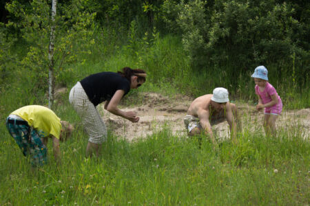 Уикенд на озере. Затопленный Черепашинский карьер Все собирают землянику