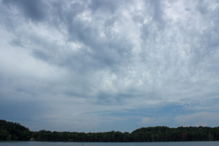 Уикенд на озере. Затопленный Черепашинский карьер Небо над озером Черепашинского карьера