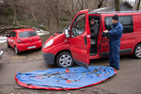 Леня готовит лодочку Леня готовит лодочку