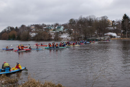Старт 100-километрового водного экстрим марафона Старт 100-километрового водного экстрим марафона