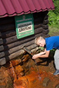 Минеральный источник прямо возле дороги Тур по Закарпатью. Минеральный источник прямо возле дороги