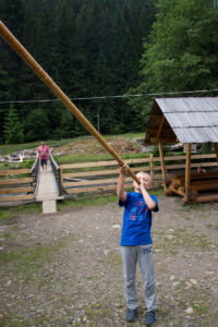 Артем пробует играть на Трембите Тур по Закарпатью. Артем пробует играть на Трембите