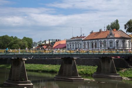 Тур по Закарпатью. Мост в центре Ужгорода Тур по Закарпатью. Мост в центре Ужгорода