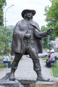 Тур по Закарпатью. Памятник почтальйону Тур по Закарпатью. Памятник почтальйону