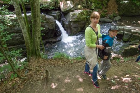 Тур по Закарпатью. Спуск к водопаду Партизан Тур по Закарпатью. Спуск к водопаду Партизан