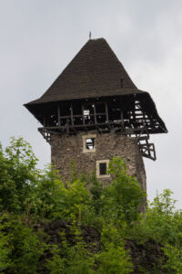 Тур по Закарпатью. Башня Нивицкого замка Тур по Закарпатью. Башня Нивицкого замка