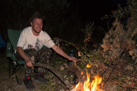 Отдых на реке Ушица. Саша заведует костром Отдых на реке Ушица. Саша заведует костром