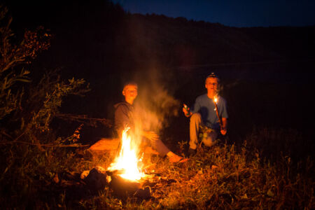 Отдых на реке Ушица. Дети жгут (что-то) Отдых на реке Ушица. Дети жгут (что-то)