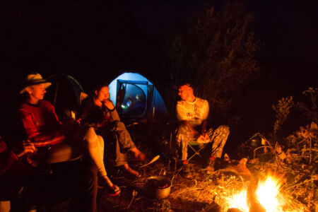 Отдых на реке Ушица. Дети в палатке играют в карты Отдых на реке Ушица. Дети в палатке играют в карты