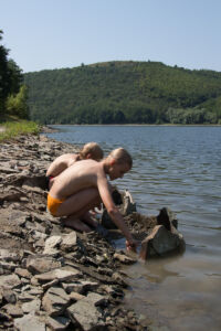 Отдых на реке Ушица. Что-то строят Отдых на реке Ушица. Что-то строят