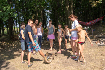 Рыбалка на речке Соб. Достали пойманную рыбу Рыбалка на речке Соб. Достали пойманную рыбу